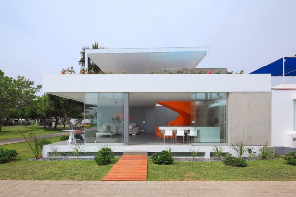 Casa Blanca house in Lima, Peru with an orange staircase, residential architecture by Martin Dulanto Sangalli. Photograph by Juan Solano