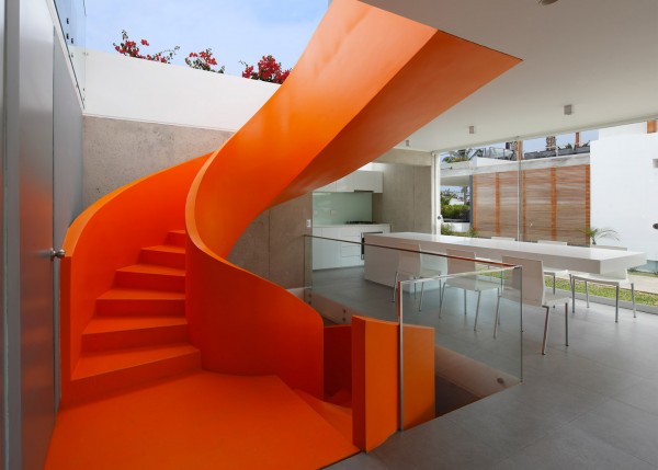 Casa Blanca house in Lima, Peru with an orange staircase, residential architecture by Martin Dulanto Sangalli. Photograph by Juan Solano