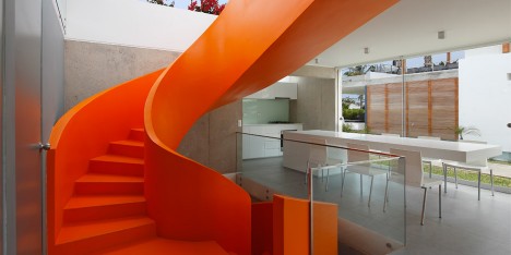 Casa Blanca house in Lima, Peru with an orange staircase, residential architecture by Martin Dulanto Sangalli. Photograph by Juan Solano