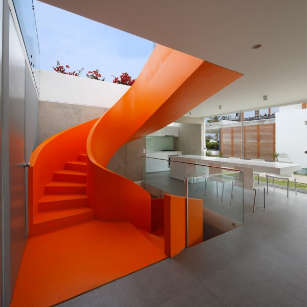 Casa Blanca house in Lima, Peru with an orange staircase, residential architecture by Martin Dulanto Sangalli. Photograph by Juan Solano