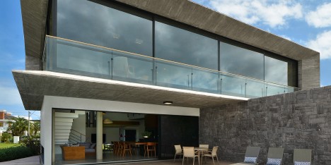 Casa Bosques by Studio Colnaghi Arquitetura, concrete residential architecture in Xangrilá, Brasil