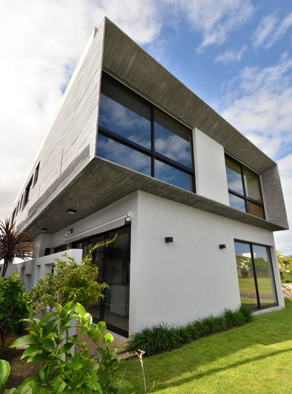 Casa Bosques by Studio Colnaghi Arquitetura, concrete residential architecture in Xangrilá, Brasil