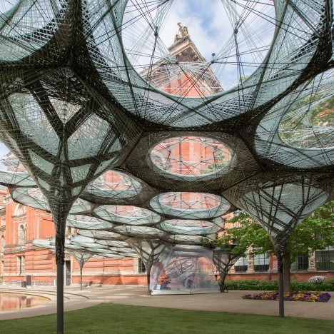 elytra-filament-pavilion-achim-menges-v-and-a-victoria-albert-museum-3d-printing-wings-flying-beetles_dezeen_sq2-468x468