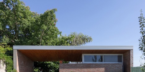 House 50 50 by Celula Urbana sits next to a river in Argentina