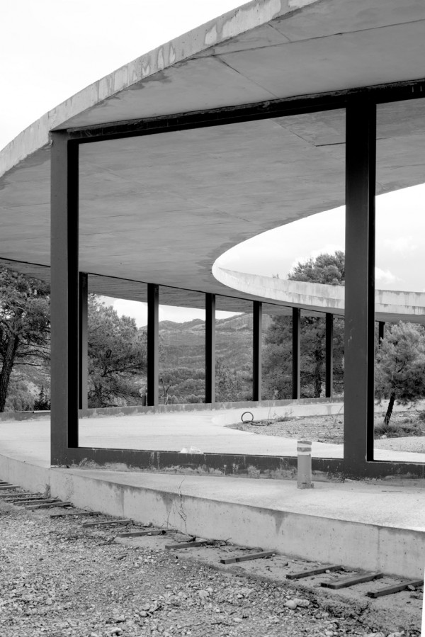 Muller van Severen designs rocking wire daybeds for Spanish summer house