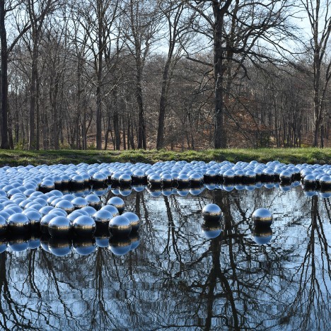 narcissus-garden-yayoi-kusama-glass-house-philip-johnson-sculpture-installation-mirror-spheres-floating-water_dezeen_sq1-468x468