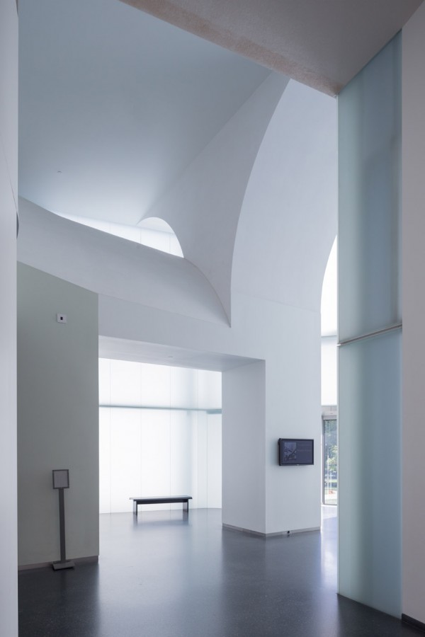 Iwan Baan photographs the Nelson Atkins Museum by Steven Holl to celebrate the new building's 10th anniversary