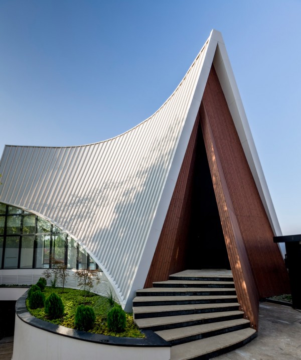 villa-for-younger-brother-tehran-iran-alireza-tahgaboni-trapezoidal-urban-context-architecture-residential-_dezeen_936_1