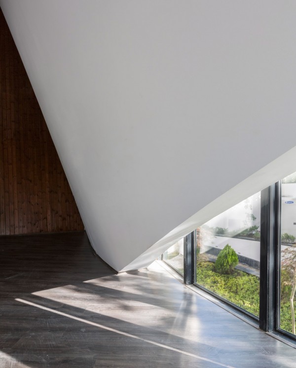villa-for-younger-brother-tehran-iran-alireza-tahgaboni-trapezoidal-urban-context-architecture-residential-_dezeen_936_10