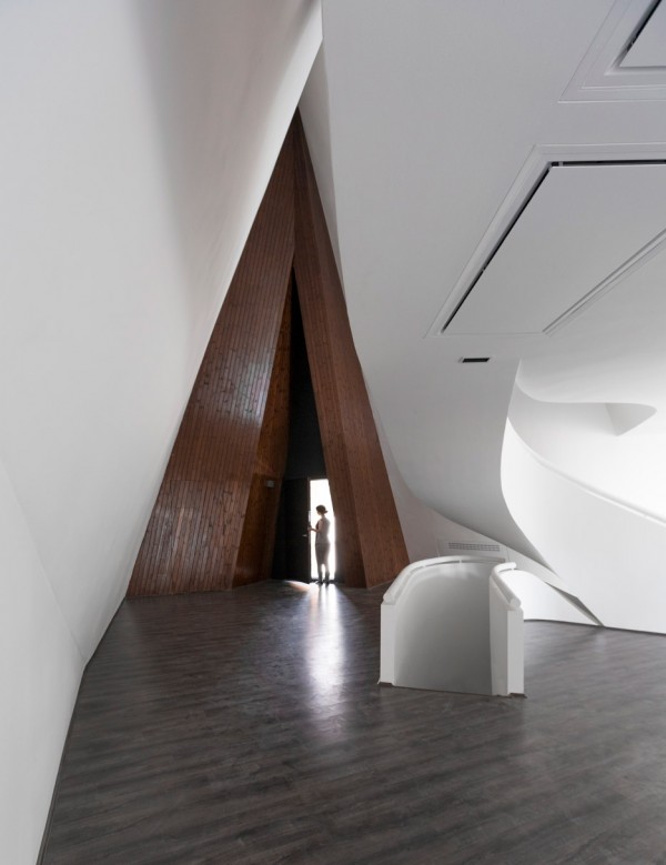 villa-for-younger-brother-tehran-iran-alireza-tahgaboni-trapezoidal-urban-context-architecture-residential-_dezeen_936_2