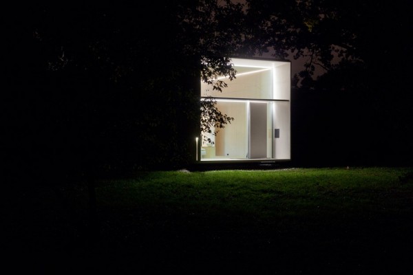 Movable pre-fab mini house by Koda
