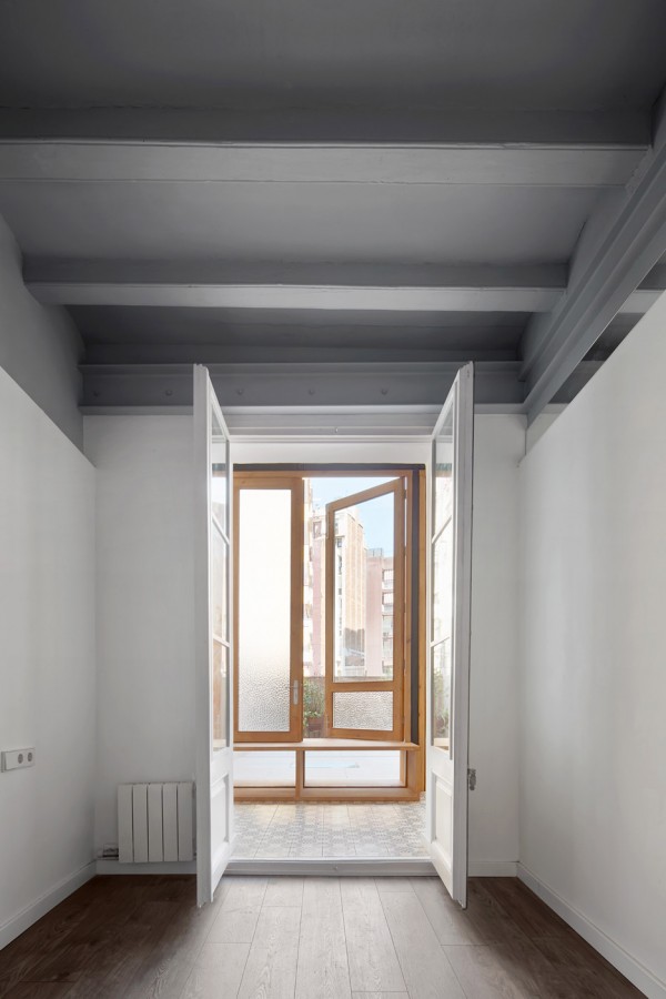 Tamarit Apartment by Ras Arquitectura