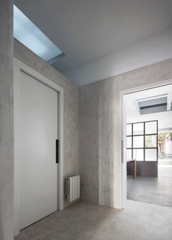 Tamarit Apartment by Ras Arquitectura