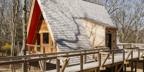 Edgar Papazian transforms pointy wooden cabin in the Hamptons into weekend retreat