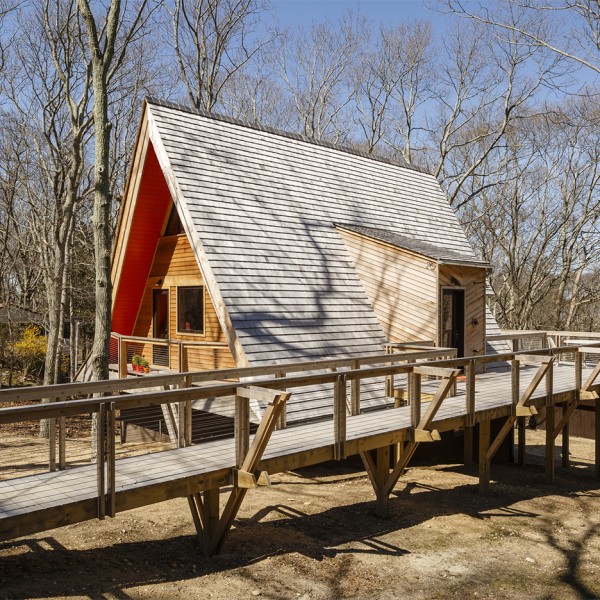 Edgar Papazian transforms pointy wooden cabin in the Hamptons into weekend retreat