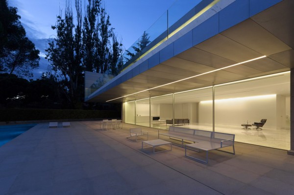 Aluminium House in Madrid by Fran Silvestre Arquitectos