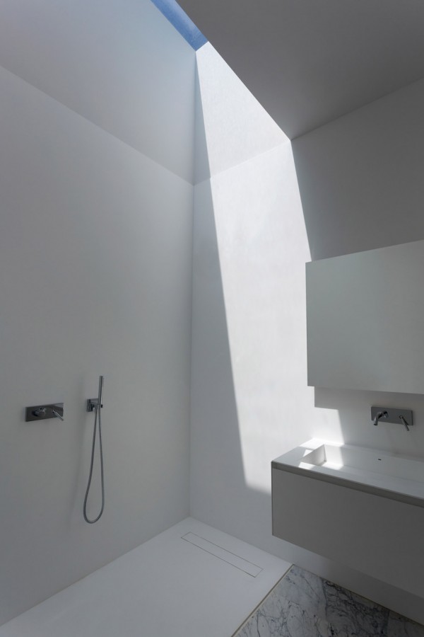 Aluminium House in Madrid by Fran Silvestre Arquitectos