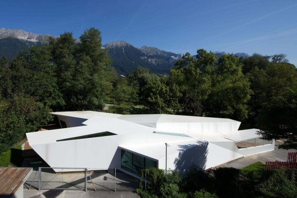 Bilding is a faceted wooden community centre built by students