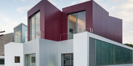Finger-like blocks create secluded “micro-spaces” for Madrid residence by Abiboo Architecture