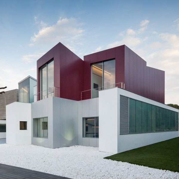 Finger-like blocks create secluded “micro-spaces” for Madrid residence by Abiboo Architecture