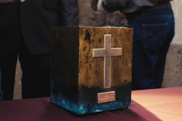 Artist turns Barragán's remains into diamond to trade for archive