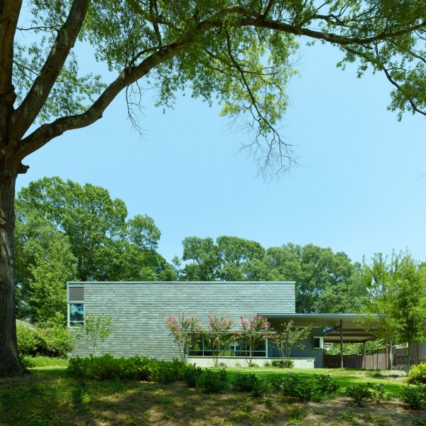 Duvall Decker clads a Mississippi dwelling in grey-green slate shingles