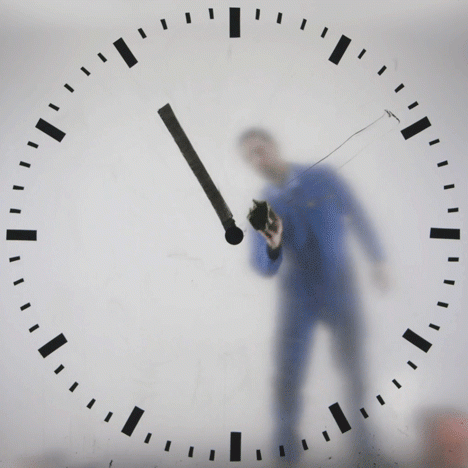 The hands of Maarten Baas’ Schiphol clock are drawn on in real time