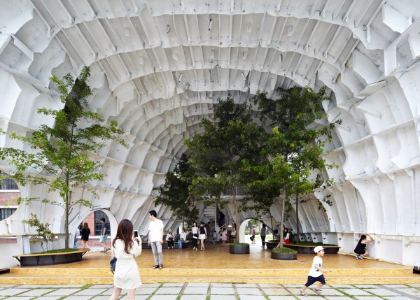 templ-shinslab-temporary-temple-seoul-south-korea-museum-courtyard-recycled-cargo-ship-parts_dezeen_1568_14