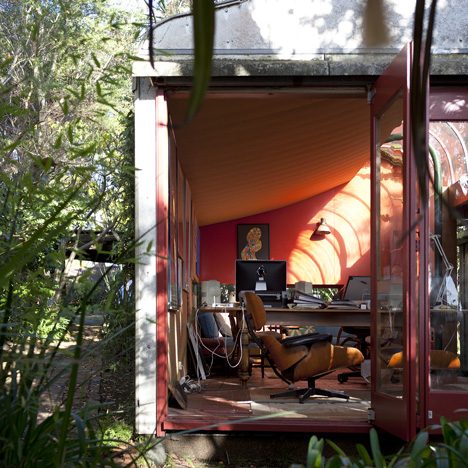 Down-the-long-driveway-youll-see-it-pictures-of-modernist-New-Zealand-homes_dezeen_sq02