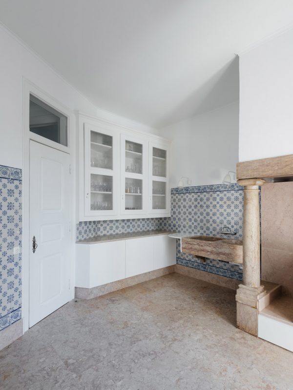 Apartment in Estrela by Aurora Arquitectos