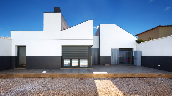 OOIIO Architecture's Casa ARM appears cut in half by a recessed entrance