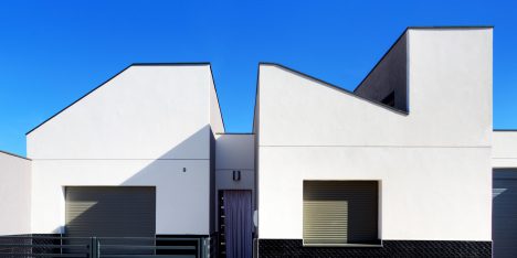 OOIIO Architecture's Casa ARM appears cut in half by a recessed entrance