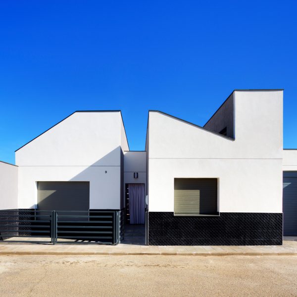OOIIO Architecture's Casa ARM appears cut in half by a recessed entrance