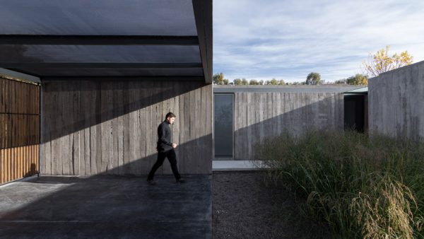 Casa en Palihue by Bernardo Rosello