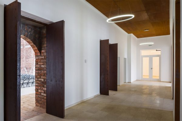 Ruined "cultural palace" in Romania revived by architect Vlad Rusu