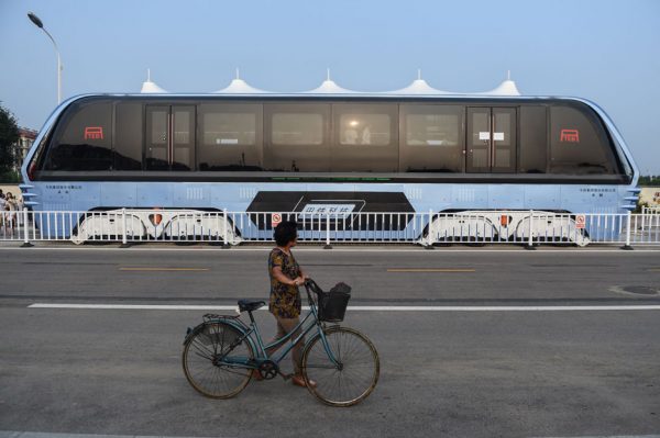 Straddling bus takes to the roads in China