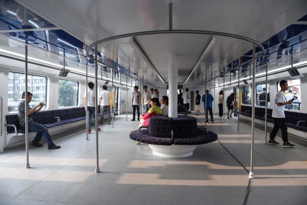 Straddling bus takes to the roads in China