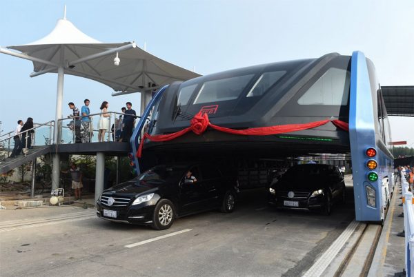 Straddling bus takes to the roads in China