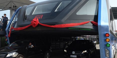 Straddling bus takes to the roads in China