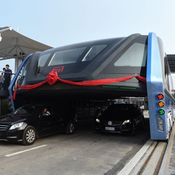 Straddling bus takes to the roads in China