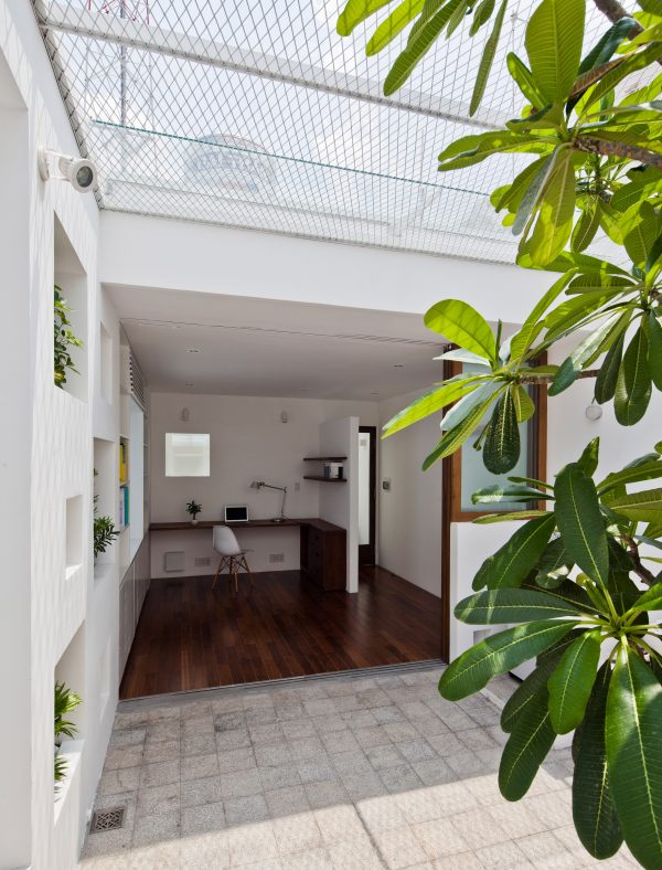 Hem House in Vietnam by Sanuki Daisuke