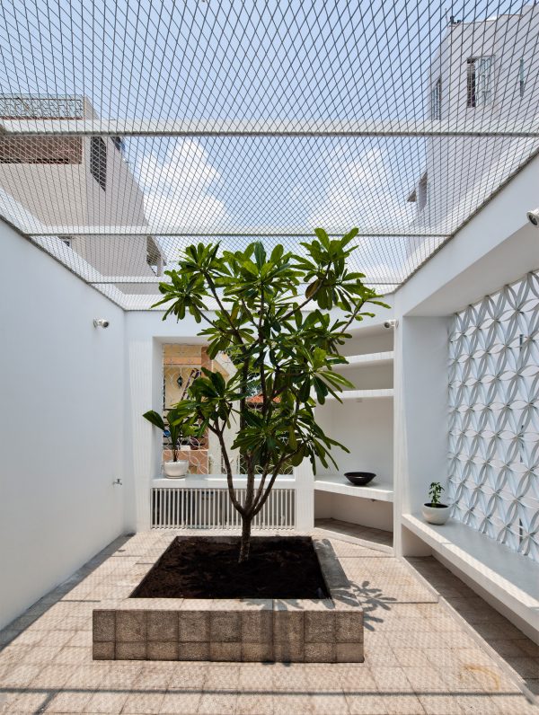 Hem House in Vietnam by Sanuki Daisuke