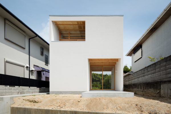 House in Mikage by Sides Core contrasts white surfaces with exposed wooden beams