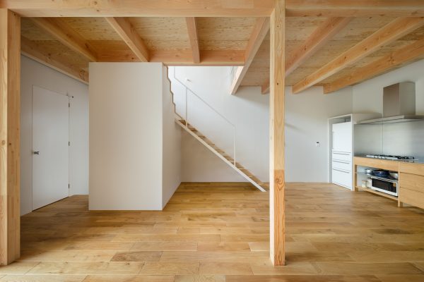 House in Mikage by Sides Core contrasts white surfaces with exposed wooden beams