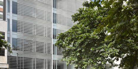 Richard Meier’s Leblon Offices in Rio feature horizontal louvres and vertical gardens