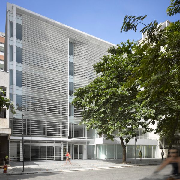 Richard Meier’s Leblon Offices in Rio feature horizontal louvres and vertical gardens