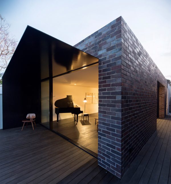 Studioplusthree adds contrasting black extension to white Federation house in Sydney
