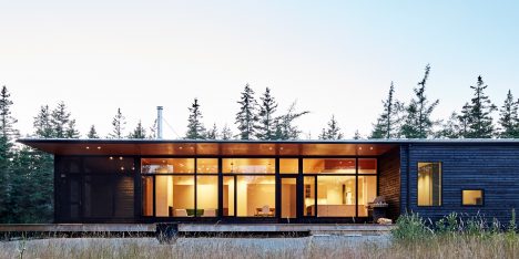 Nova Tayona designs Canadian beach house hidden from the ocean