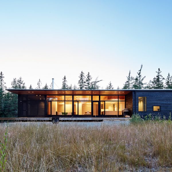 Nova Tayona designs Canadian beach house hidden from the ocean