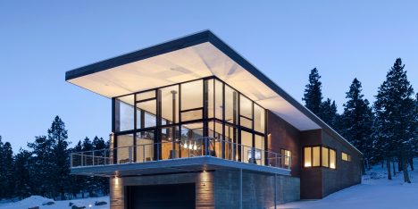 Arch 11 completes Rocky Mountain home atop a concrete plinth